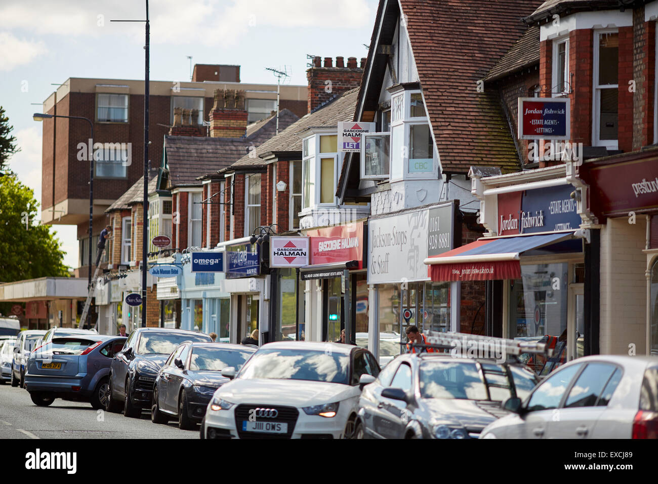 Ashley Road in Hale Cheshire UK Hale ist ein Dorf und Wahlen Gemeinde innerhalb des Metropolitan Borough Trafford in größere Ma Stockfoto