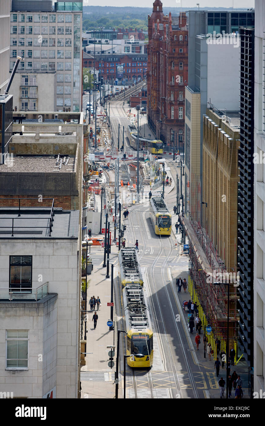 Mosley Street zeigt die Metro link Straßenbahnen und Gebäude Form oben mit Arbeiten an der zweiten Kreuzung bei St Peters Platz U Stockfoto