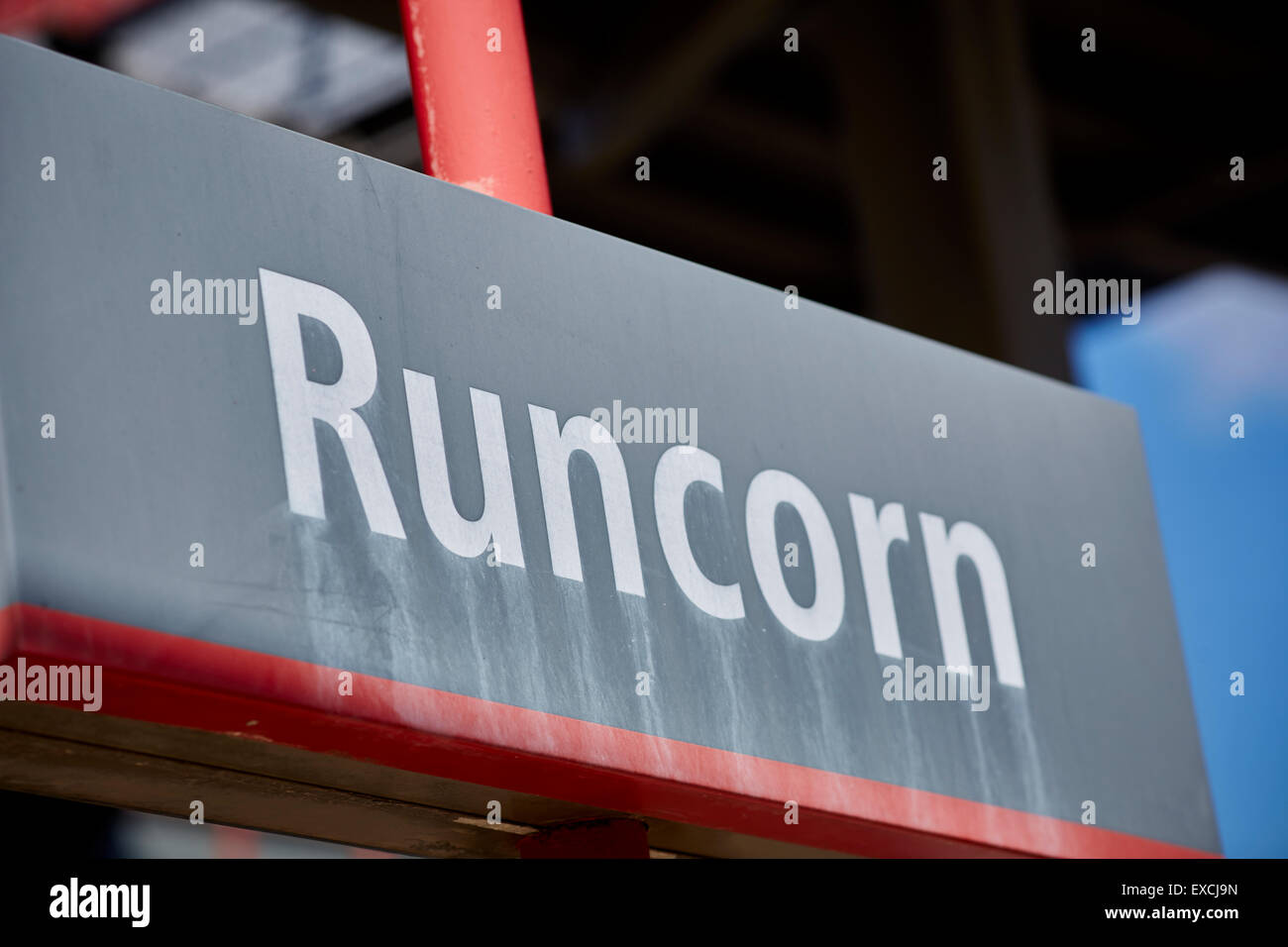 Runcorn ist eine Stadt und Fracht Industriehafen in Halton, Cheshire, UK.  Dort abgebildet sind zwei Bahnhöfe. Runcorn Hauptstrecke Stockfoto