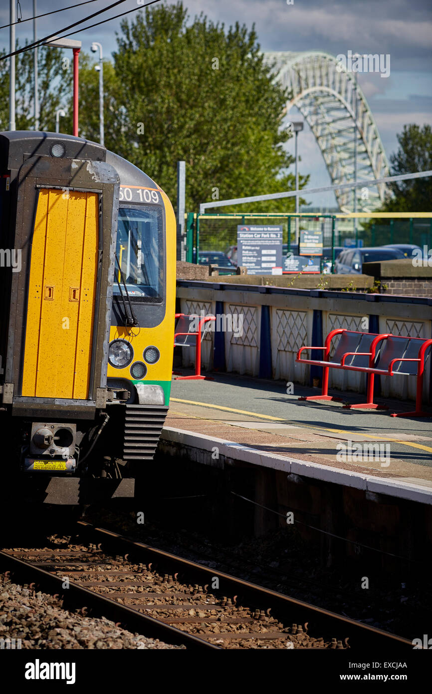 Runcorn ist eine Stadt und Fracht Industriehafen in Halton, Cheshire, UK.  Dort abgebildet sind zwei Bahnhöfe. Runcorn Hauptstrecke Stockfoto