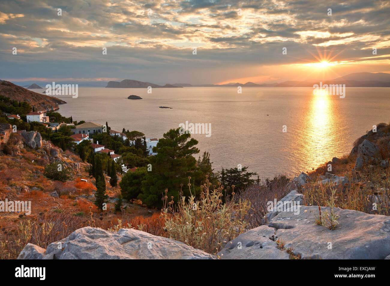 Westende der Stadt Hydra und Blick auf die Küste und die Halbinsel Peloponnes. Stockfoto