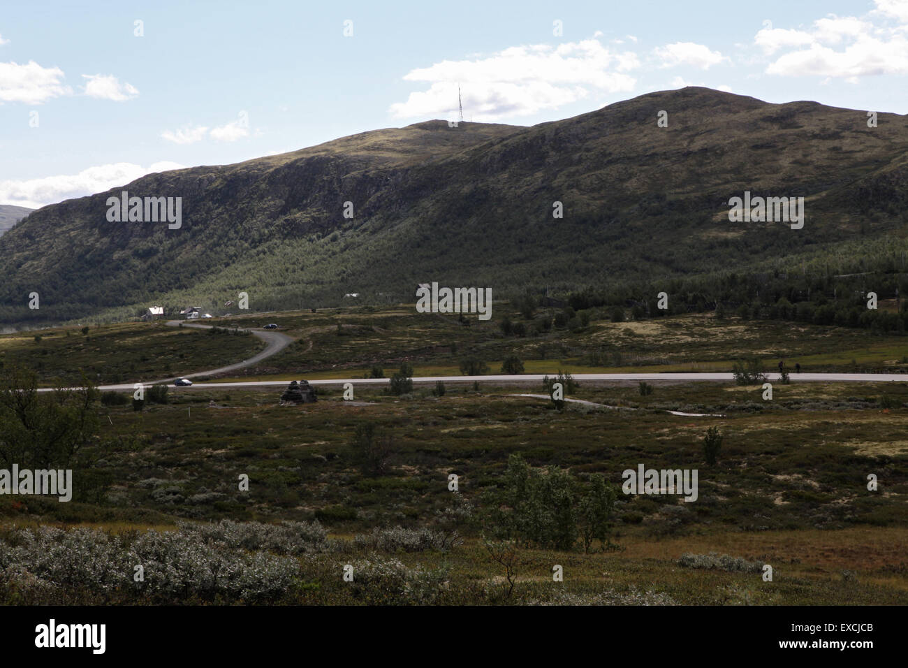 Blick auf Straße und Bergkette, Norwegen Stockfoto