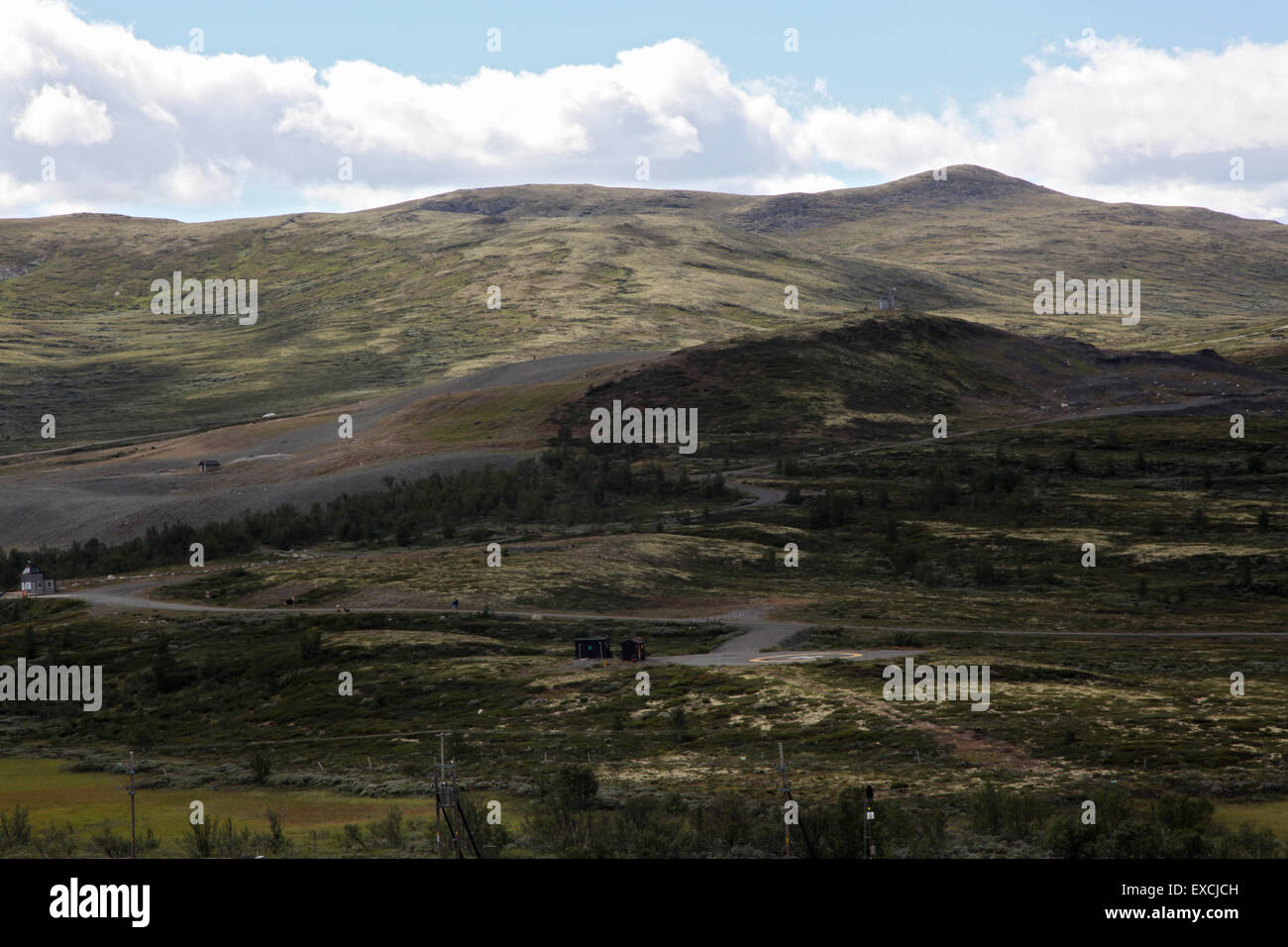Blick auf Straße und Bergkette, Norwegen Stockfoto