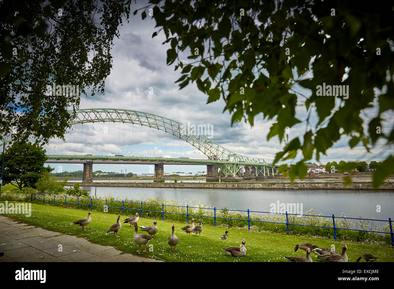 Runcorn ist eine Stadt und Fracht Industriehafen in Halton, Cheshire, UK.  Abgebildete The Silver Jubilee Bridge oder Runcorn Brücke cros Stockfoto