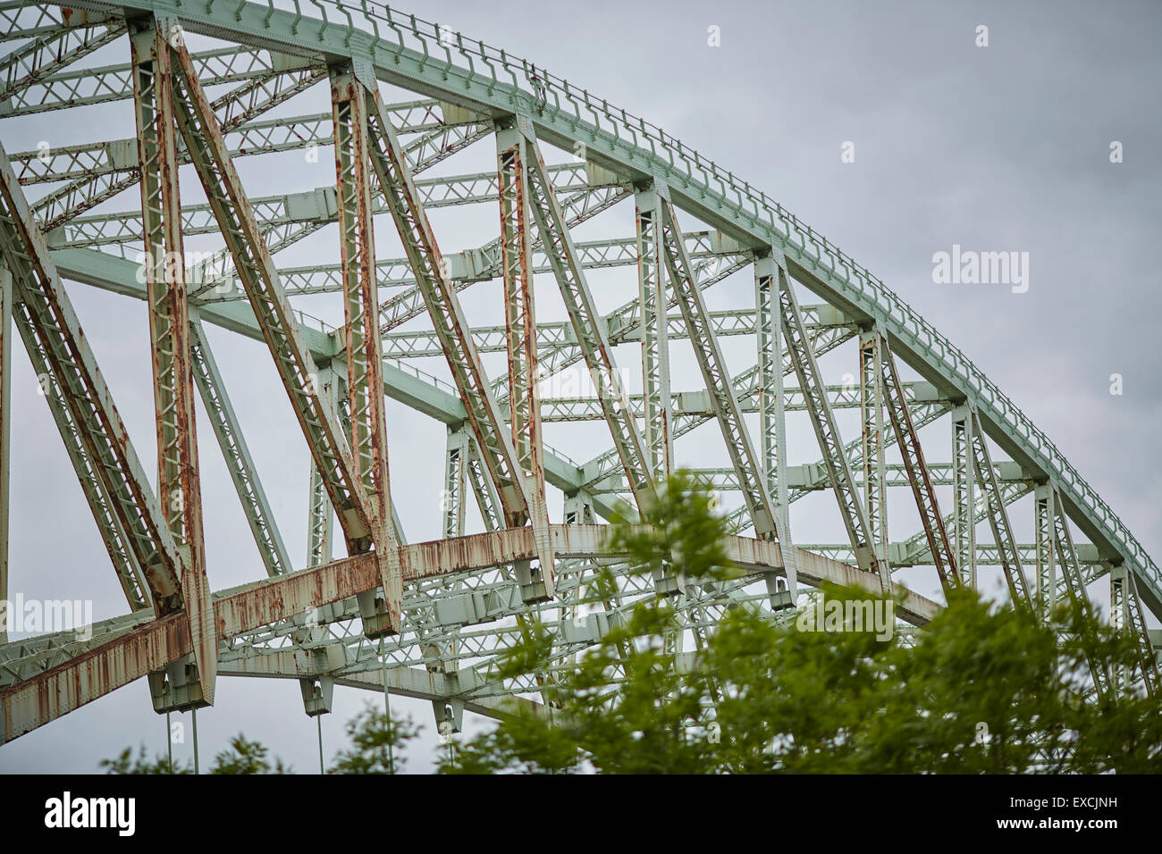 Runcorn ist eine Stadt und Fracht Industriehafen in Halton, Cheshire, UK.  Abgebildete The Silver Jubilee Bridge oder Runcorn Brücke cros Stockfoto
