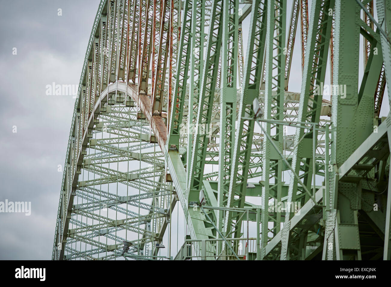 Runcorn ist eine Stadt und Fracht Industriehafen in Halton, Cheshire, UK.  Abgebildete The Silver Jubilee Bridge oder Runcorn Brücke cros Stockfoto