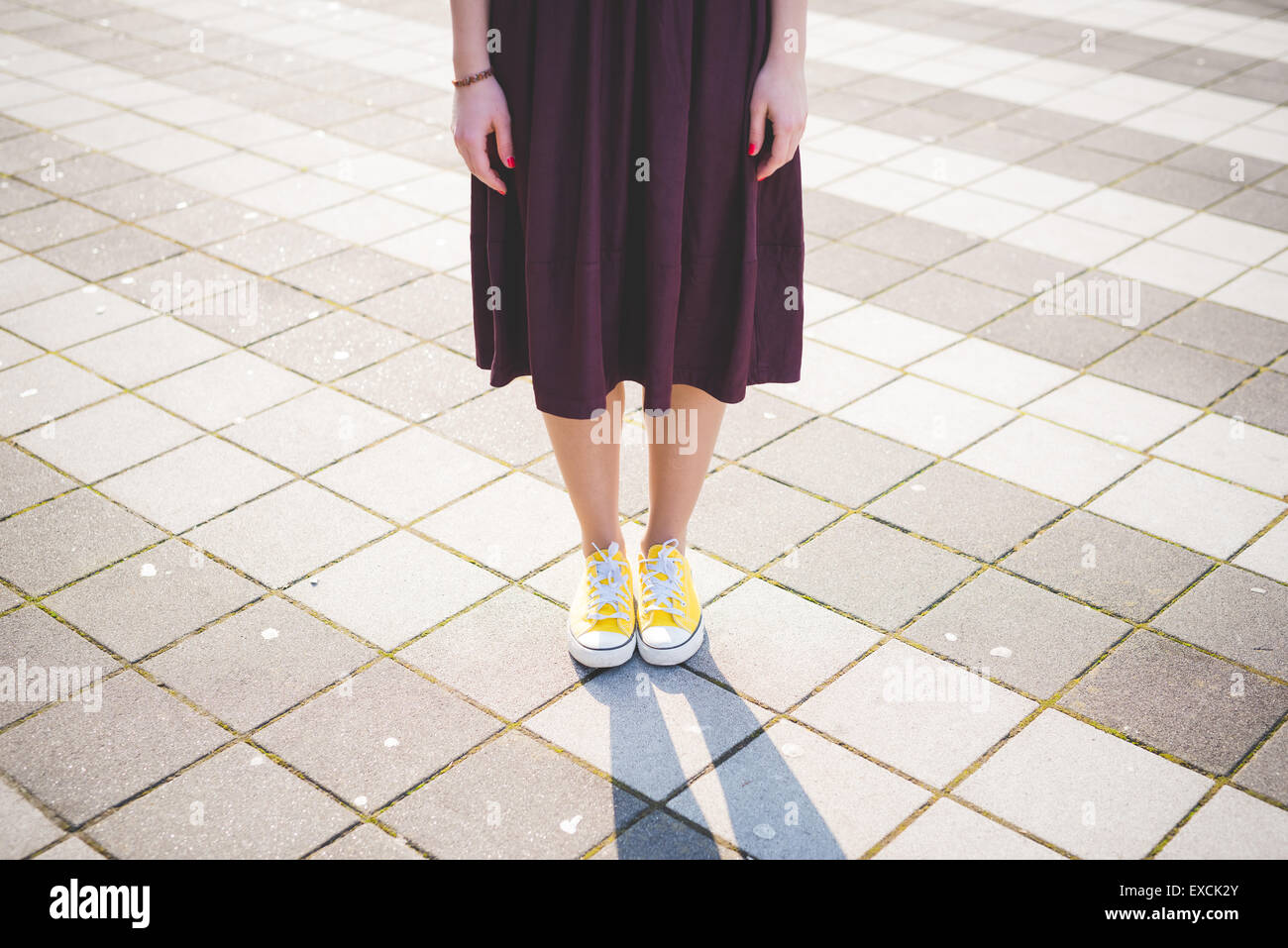 Clolse, moderne junge Frau Beine mit Rock und Gelb Schuhe Stockfoto