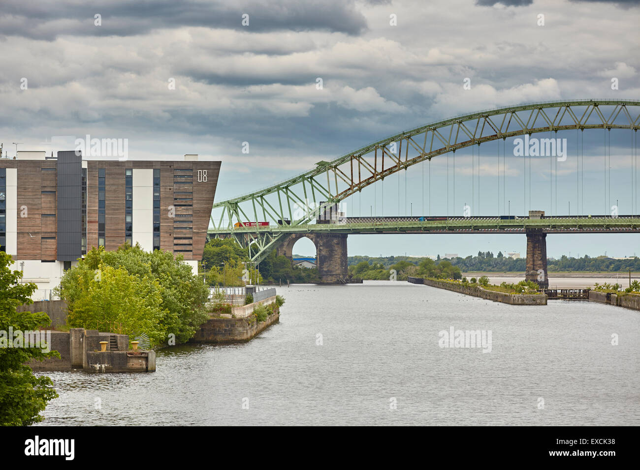Runcorn ist eine Stadt und Fracht Industriehafen in Halton, Cheshire, UK.  Abgebildete The Silver Jubilee Bridge oder Runcorn Brücke cros Stockfoto