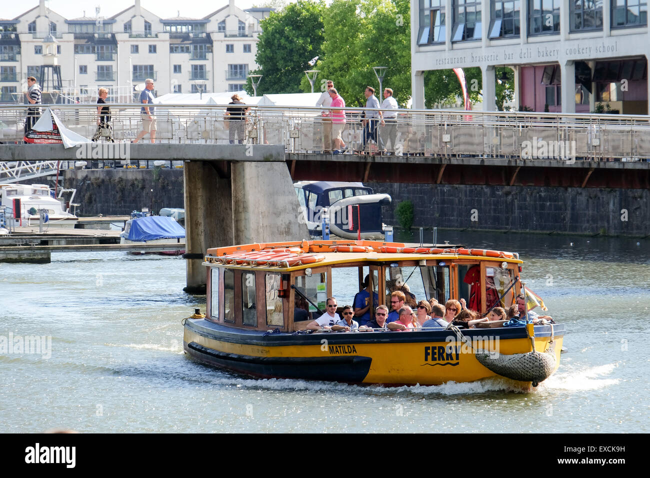 Reisende mit der Fähre in der Sonne an der Hafenpromenade in Bristol, Großbritannien Stockfoto