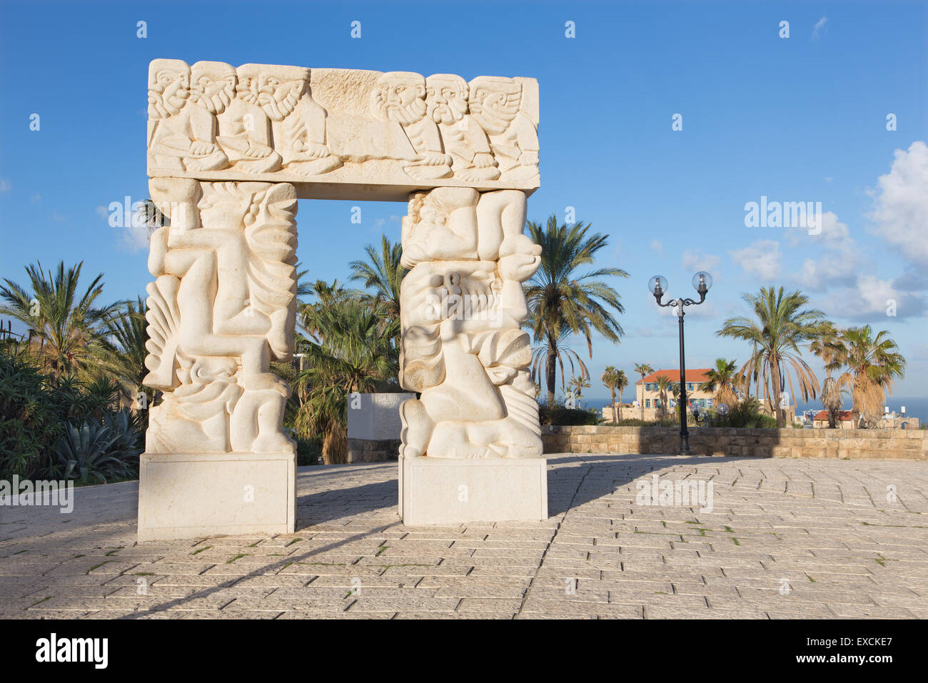 TEL AVIV, ISRAEL - 2. März 2015: die moderne zeitgenössische Skulptur "Statue of Faith" in Gan HaPisga Gipfel Garten mit der Bibl Stockfoto