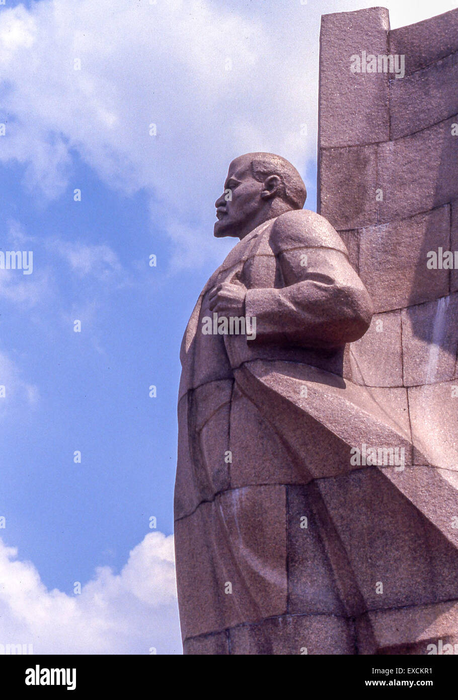 Kiew, Ukraine. 12. Juni 1989. Statue-Profil von Vladimir Lenin, russischer kommunistischer Revolutionär und Leiter der UdSSR, dem Hotel Moskva (jetzt Hotel Ukrayina) mit Blick auf den Platz der Oktoberrevolution im Zentrum von Kiew (heute die Hauptstadt der Ukraine). Nach dem Fall der Sowjetunion im Jahr 1991 der Platz umbenannten Platz der Unabhängigkeit (auch bekannt als Maidan Nezalezhnosti) und die Statue war wurde entfernt. © Arnold Drapkin/ZUMA Draht/Alamy Live-Nachrichten Stockfoto