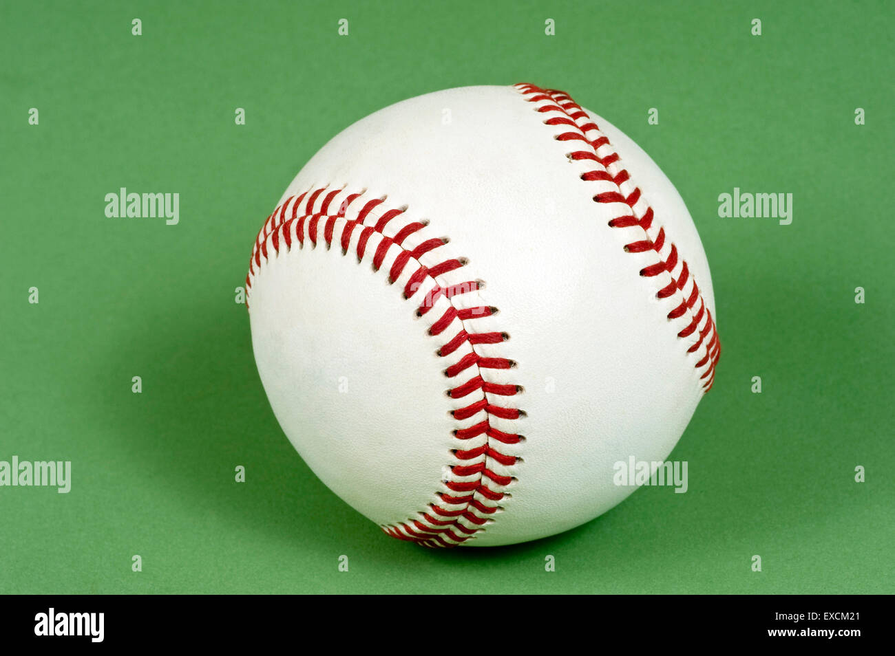 Baseball hautnah auf grünem Hintergrund Stockfoto