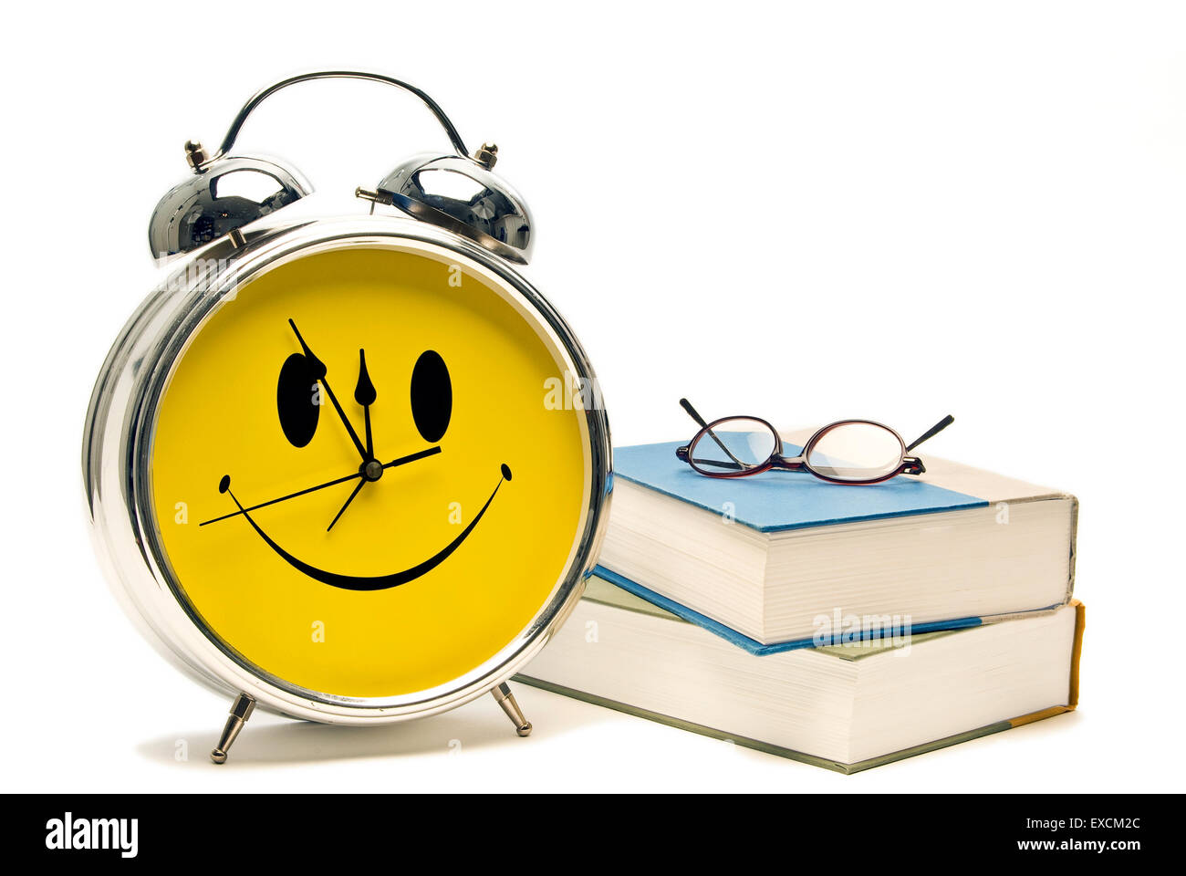 Zurück zum Schulkonzept mit Büchern und glücklich Uhr isoliert Stockfoto
