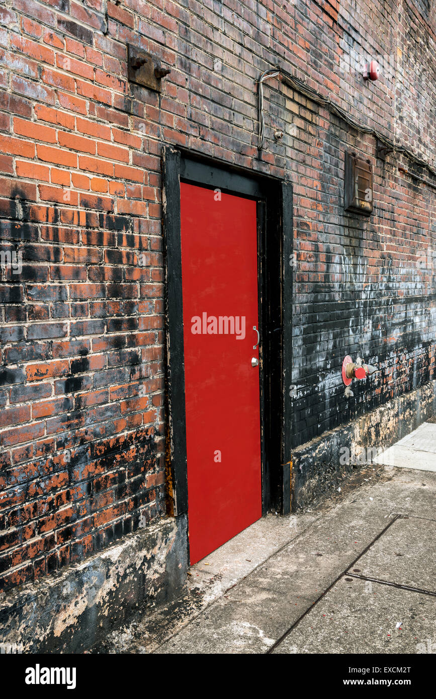 Alte rote Tür-Mauer Stockfoto