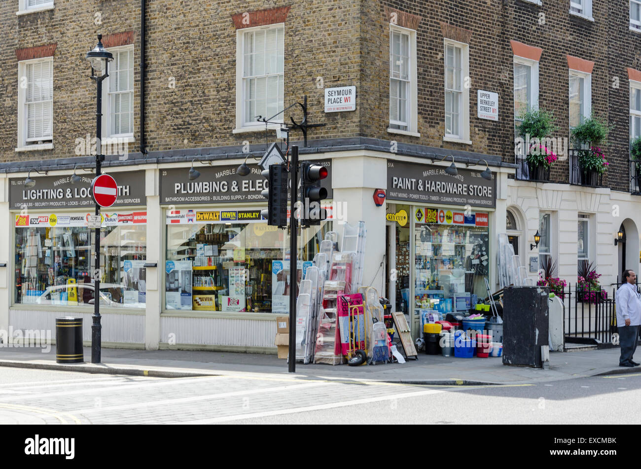 Hardware-Geschäft an der Ecke von Seymour Ort und oberen Berkeley Street, Westminster, London, UK Stockfoto