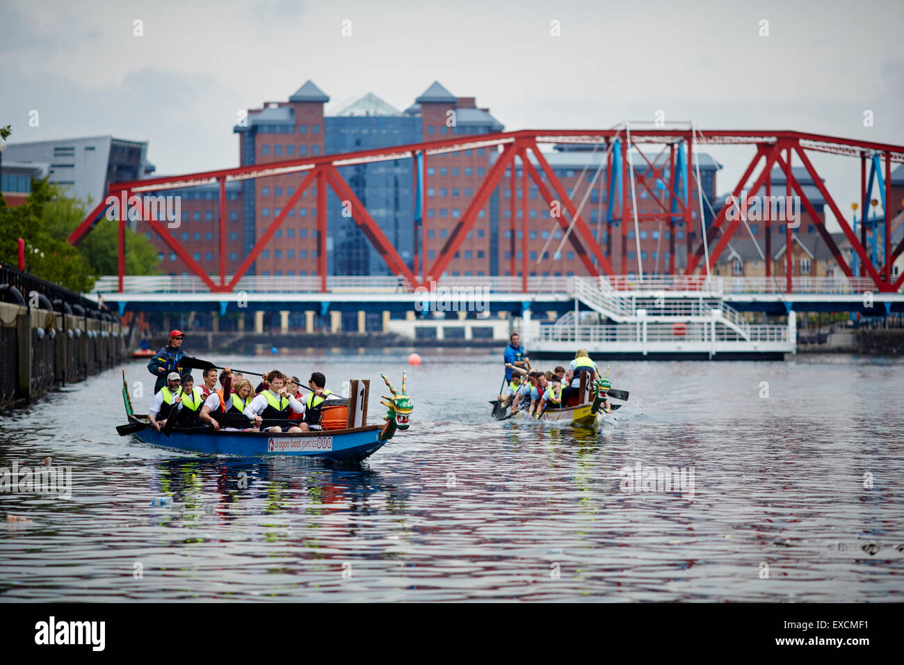 Salford Quays mit der Detroit überbrücken Drachenboot-Rennen im Becken UK Großbritannien britische Großbritannien Europa Europäische Stockfoto