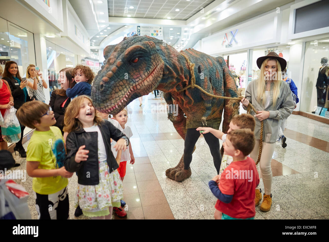 LOWRY OUTLAT MALL in MEDIACITY Salford Quays Dinosaurier Besucher bringt einige Jurassic Spaß an den Wochenenden Märkte Shop einkaufen Stockfoto