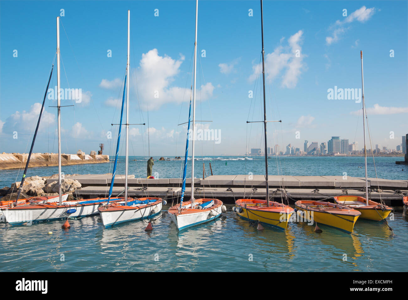 TEL AVIV, ISRAEL - 2. März 2015: Der kleine Hafen und Yachten unter alten Jaffa und Tel Aviv in der Backgound in der Morgen-ligh Stockfoto