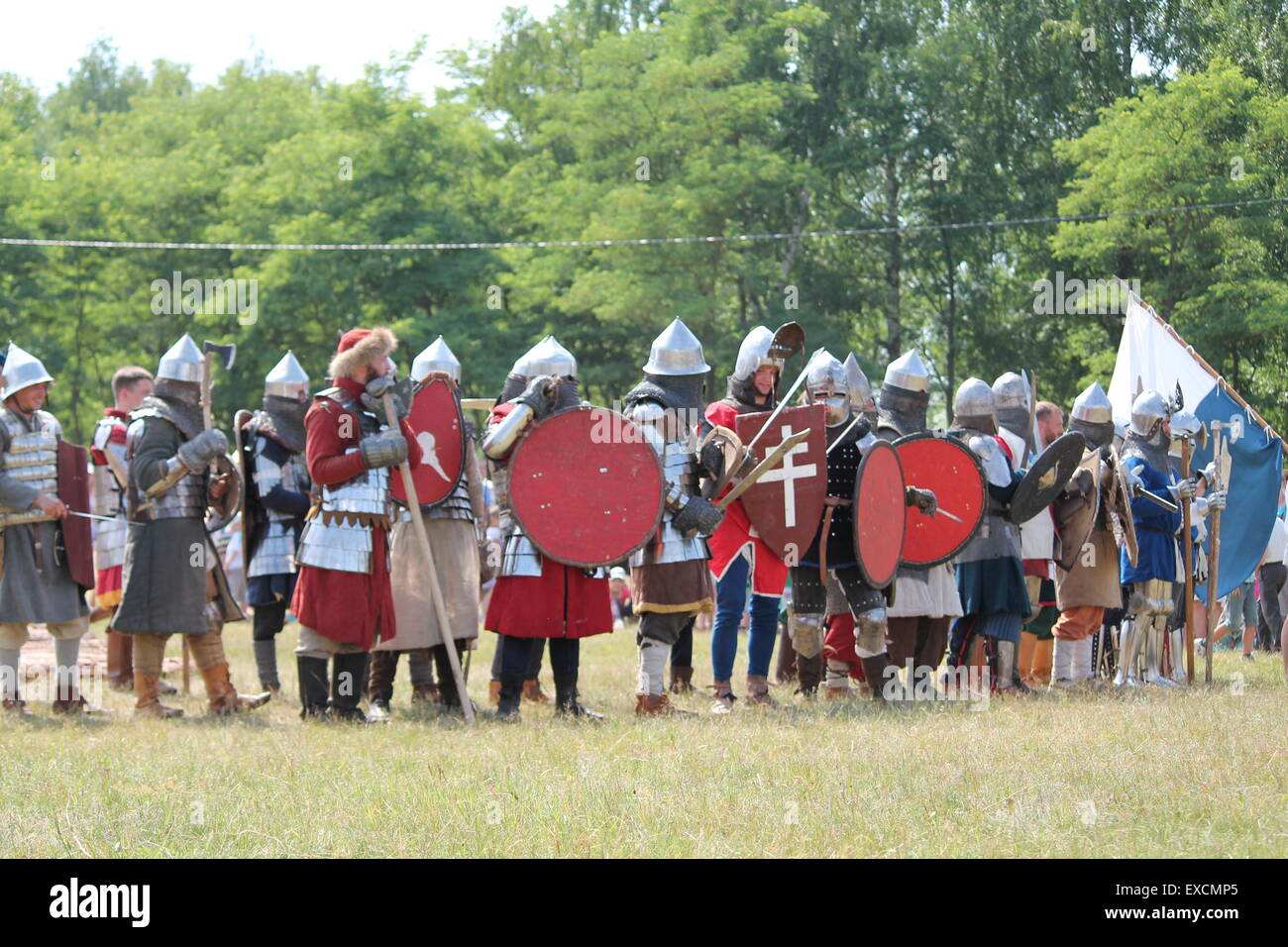 Kampf zwischen historischen vereinen der Ritter auf Fest "Stolz von Ahn", 4.-5. Juli, Vileyka, 2015, Weißrussland Stockfoto