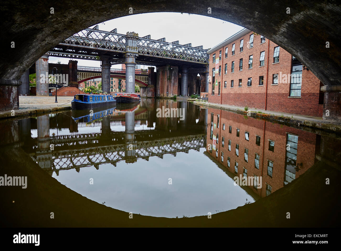 Castlefiled Becken im Stadtzentrum von Manchester eine erste Zug kreuzt der Viadukt-Boot-Kanal, Kanäle Narrowboat Fluss Stream wate Stockfoto