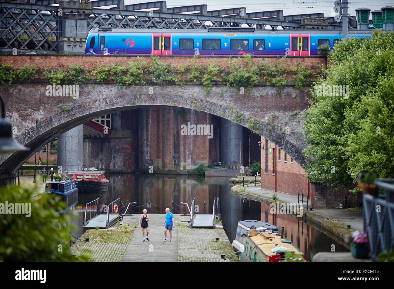 Castlefiled Becken im Stadtzentrum von Manchester eine erste Zug kreuzt der Viadukt-Boot-Kanal, Kanäle Narrowboat Fluss Stream wate Stockfoto