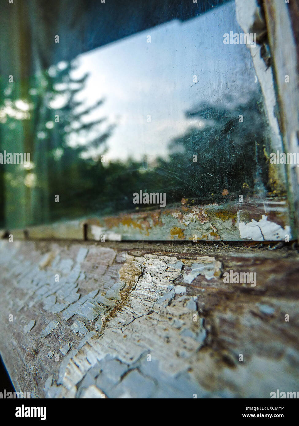 Alte Fenster mit Reflexion Stockfoto