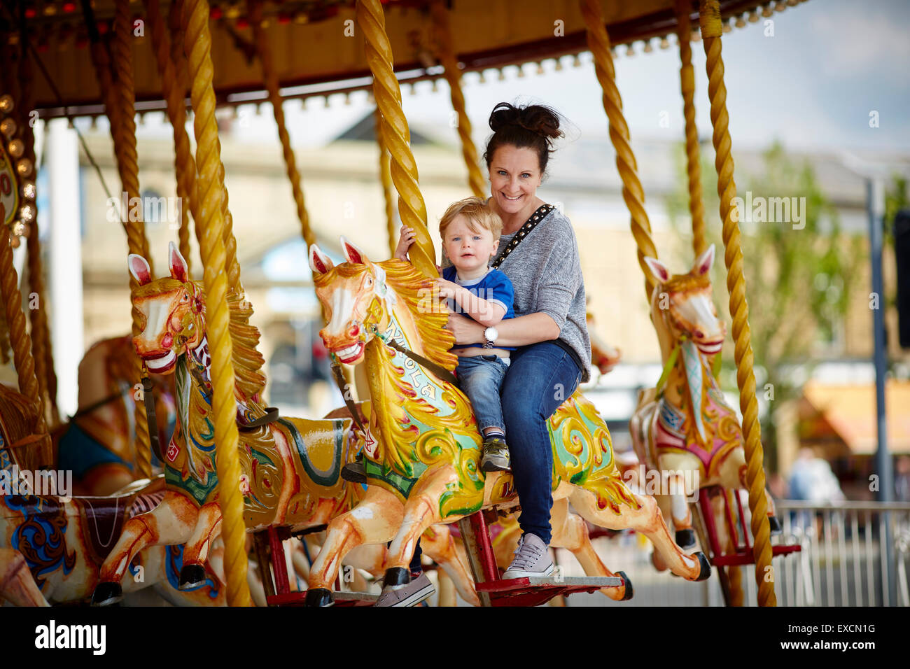 Bilder rund um Southport abgebildet Mutter und Kind auf einem Karussell am Meer Southport ist eine große Stadt in der Stockfoto