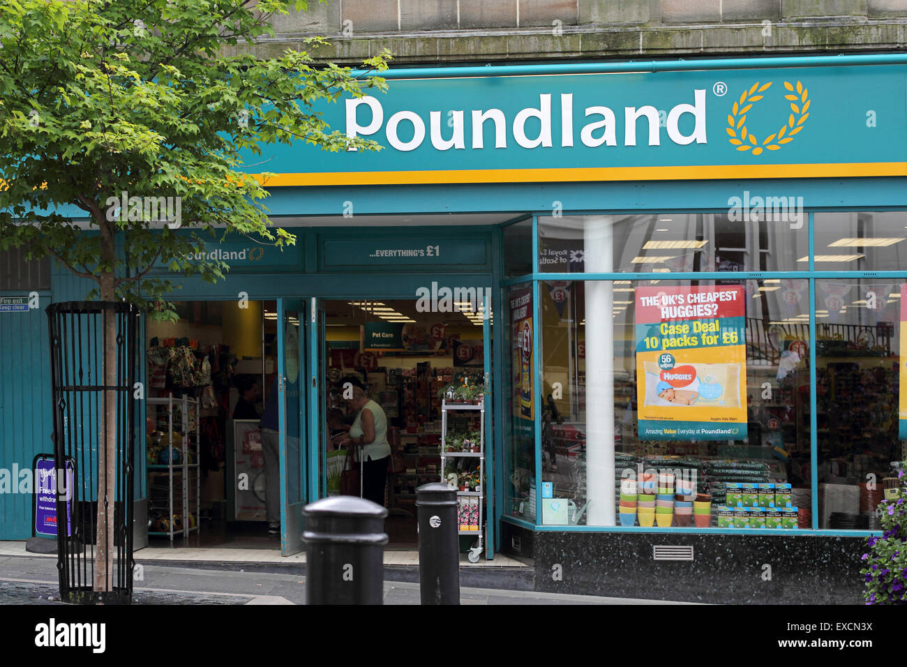 Die Vorderseite des Poundland Shops in Airdrie, North Lanarkshire, Schottland Stockfoto