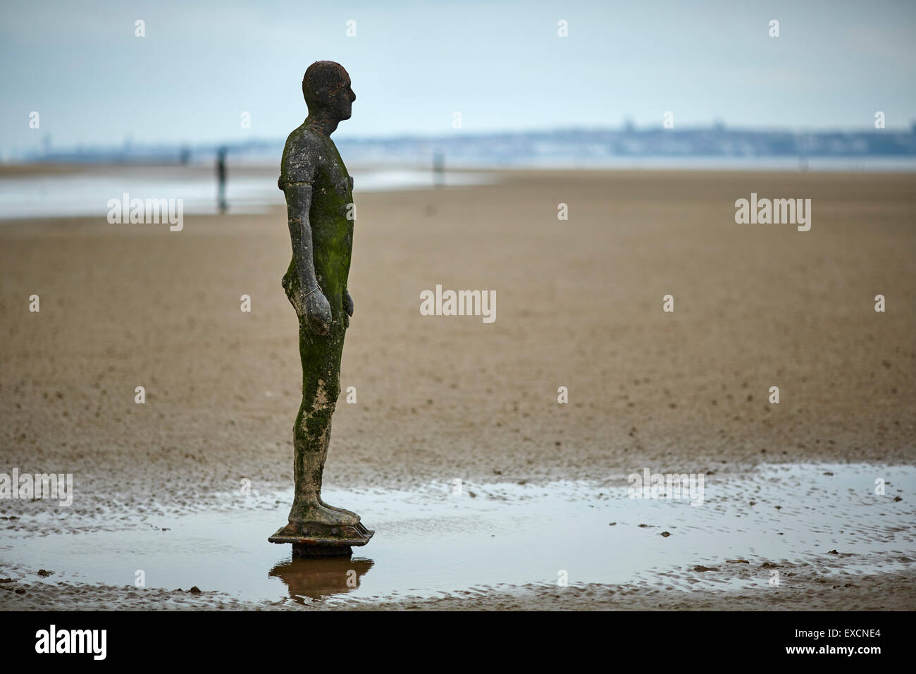 Bilder rund um Southport woanders ist ein Stück der modernen Skulptur von Antony Gormley. Es besteht aus 100 Gusseisen s. Stockfoto