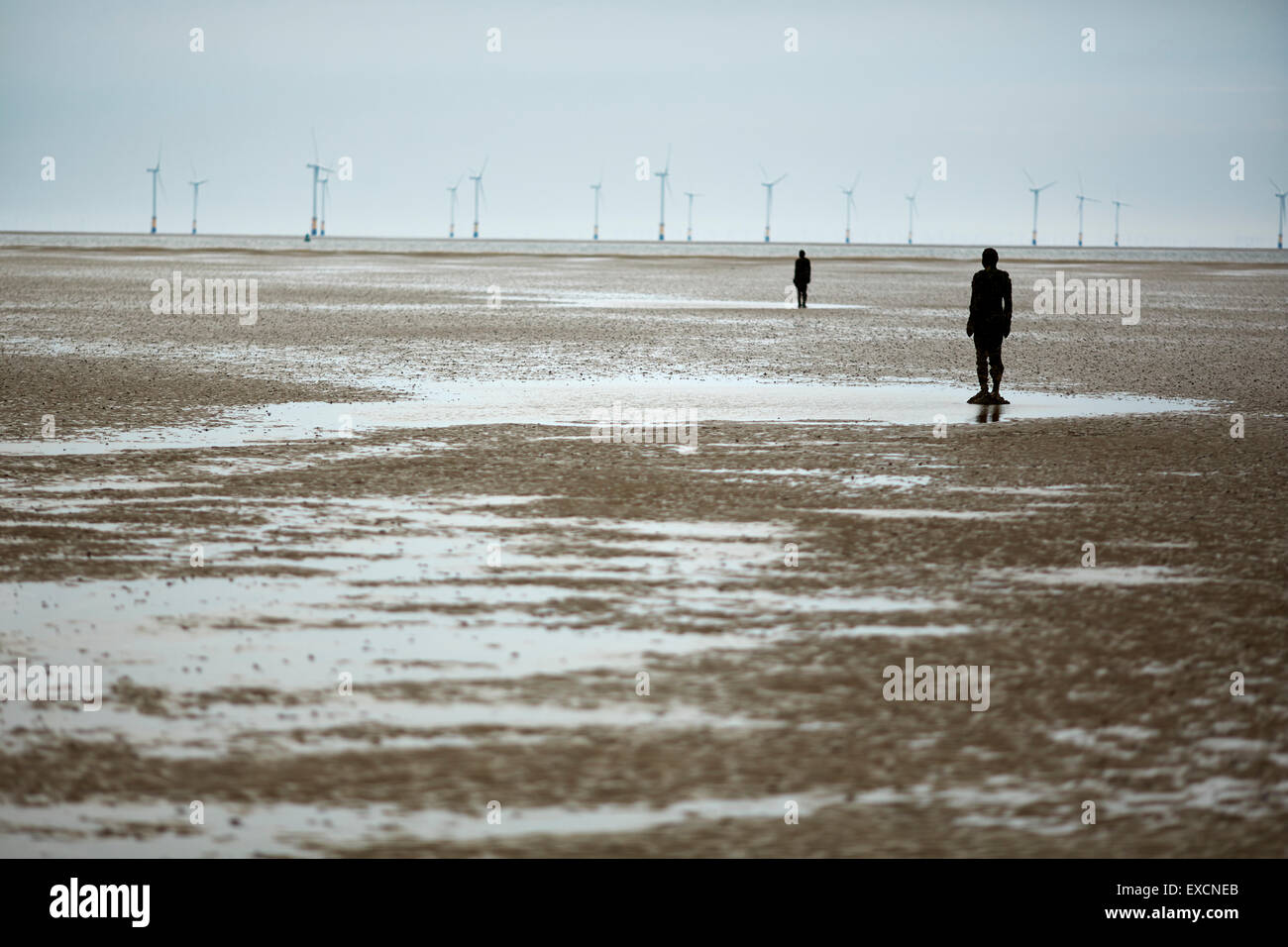 Bilder rund um Southport woanders ist ein Stück der modernen Skulptur von Antony Gormley. Es besteht aus 100 Gusseisen s. Stockfoto