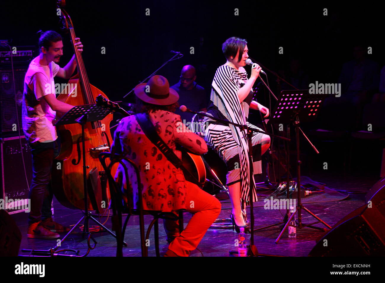 Gdynia, Polen. 11. Juli 2015. 10. Damen Jazz Festival startet in Gdynia. Mika Urbaniak Quartett führt live auf der Bühne während der erste Tag des Festivals in Gdynia Musical Theater Credit: Michal Fludra/Alamy Live News Stockfoto