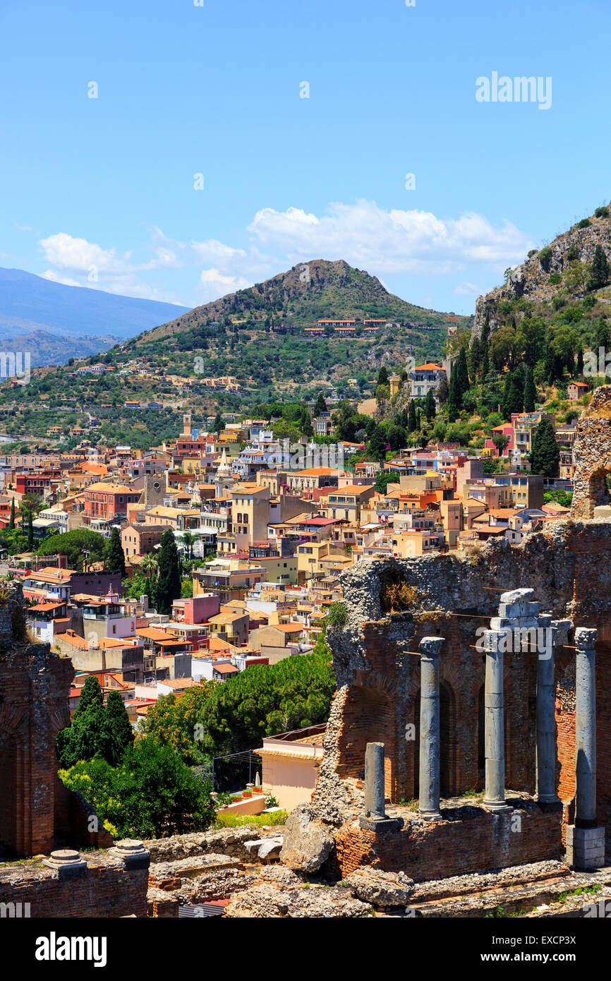 Taormina-Dorf aus dem griechischen Amphitheater Ruinen, Taormina, Messina Bezirk, Sizilien, Italien Stockfoto