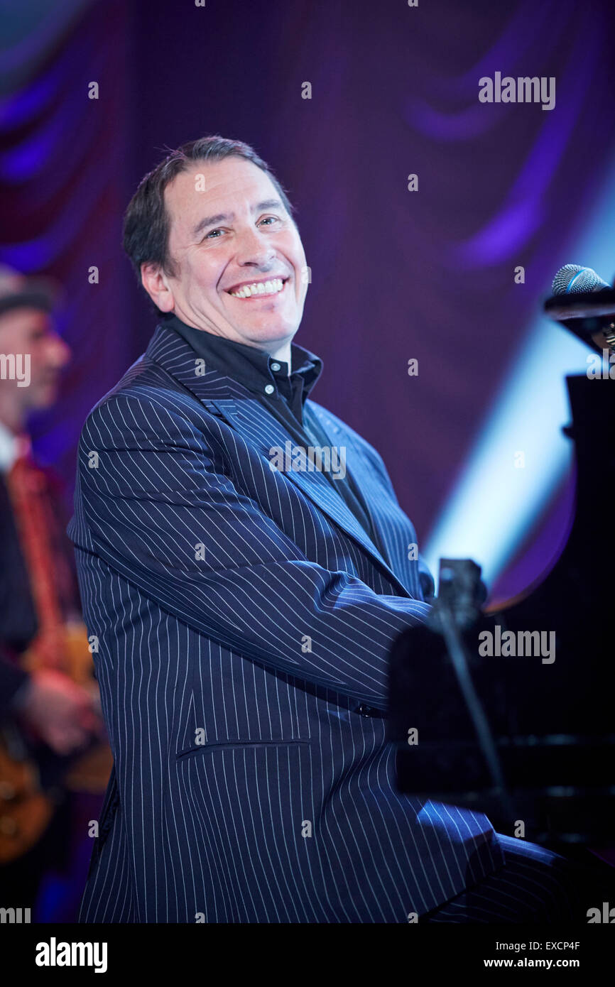 Jools Holland Big Band-Veranstaltung in Blackpools Wintergarten für BBC-TV-Show auf der Bühne am Klavier Ereignis Lächeln Lächeln Stockfoto