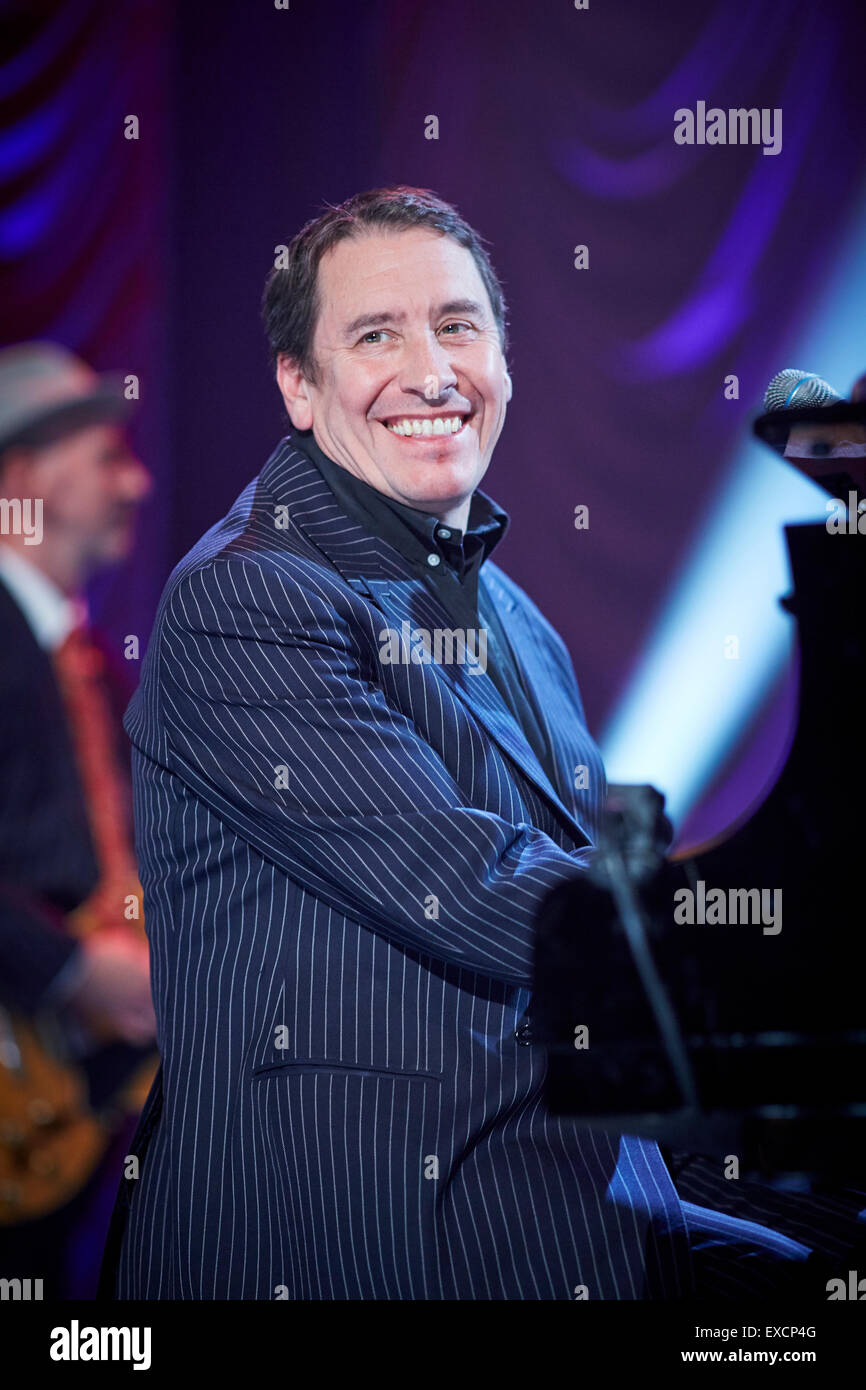 Jools Holland Big Band-Veranstaltung in Blackpools Wintergarten für BBC-TV-Show auf der Bühne am Klavier Ereignis Lächeln Lächeln Stockfoto
