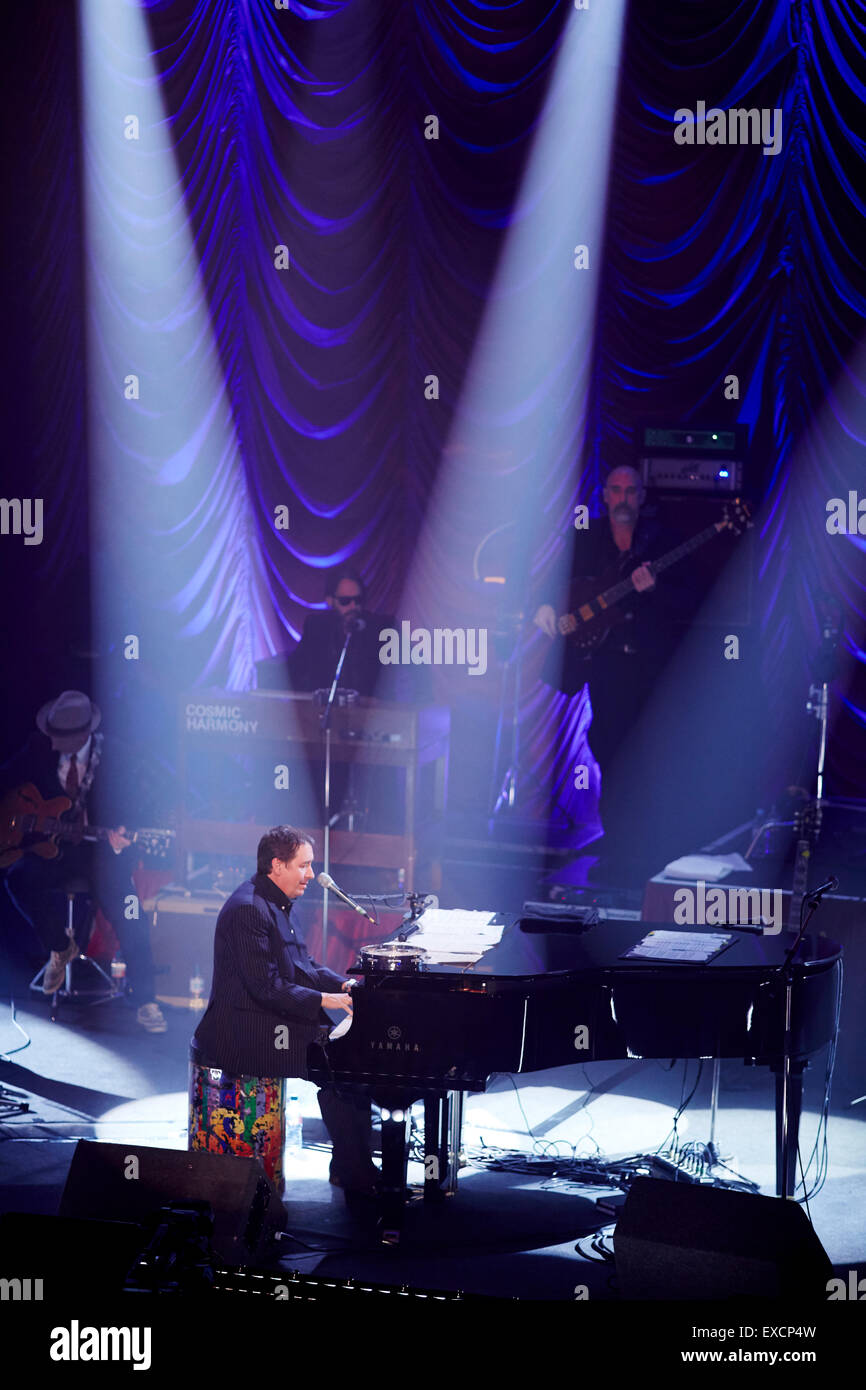Jools Holland Big Band-Veranstaltung in Blackpools Wintergarten für das BBC Fernsehen zeigen auf der Bühne am Klavier Raum innen Kugelstadium Stockfoto
