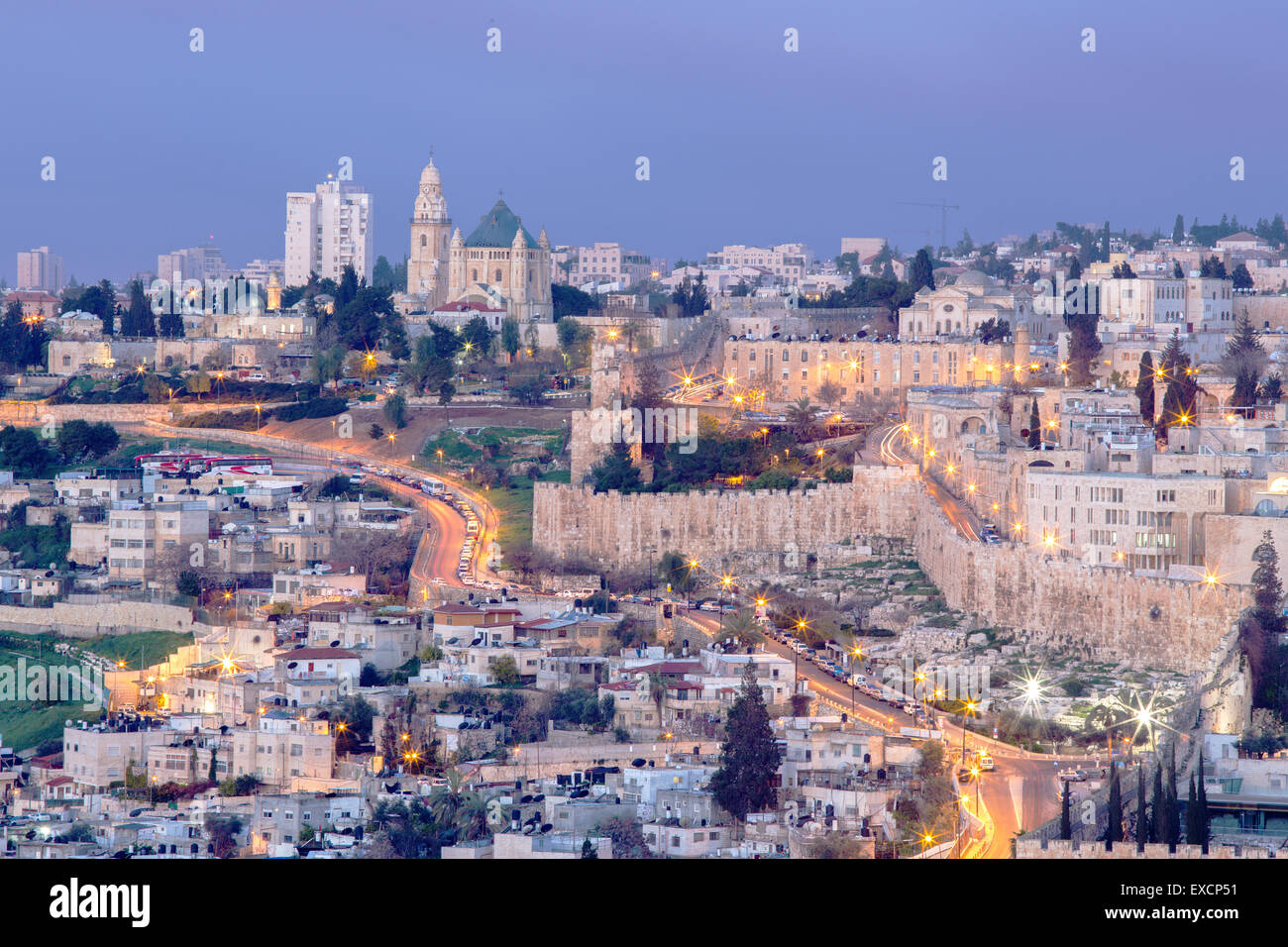 Jerusalem - Wände Outlook vom Ölberg, Dormitio Abtei und südlichen Teil der Stadt in Morgen-Dämmerung. Stockfoto