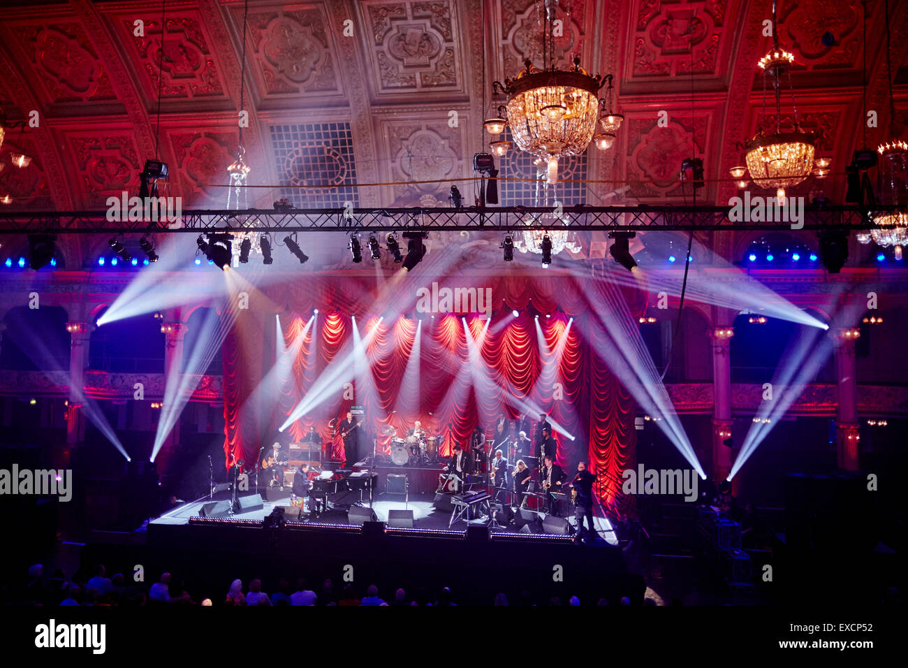 Jools Holland Big Band-Veranstaltung in Blackpools Wintergarten für das BBC Fernsehen zeigen auf der Bühne am Klavier Raum innen Kugelstadium Stockfoto