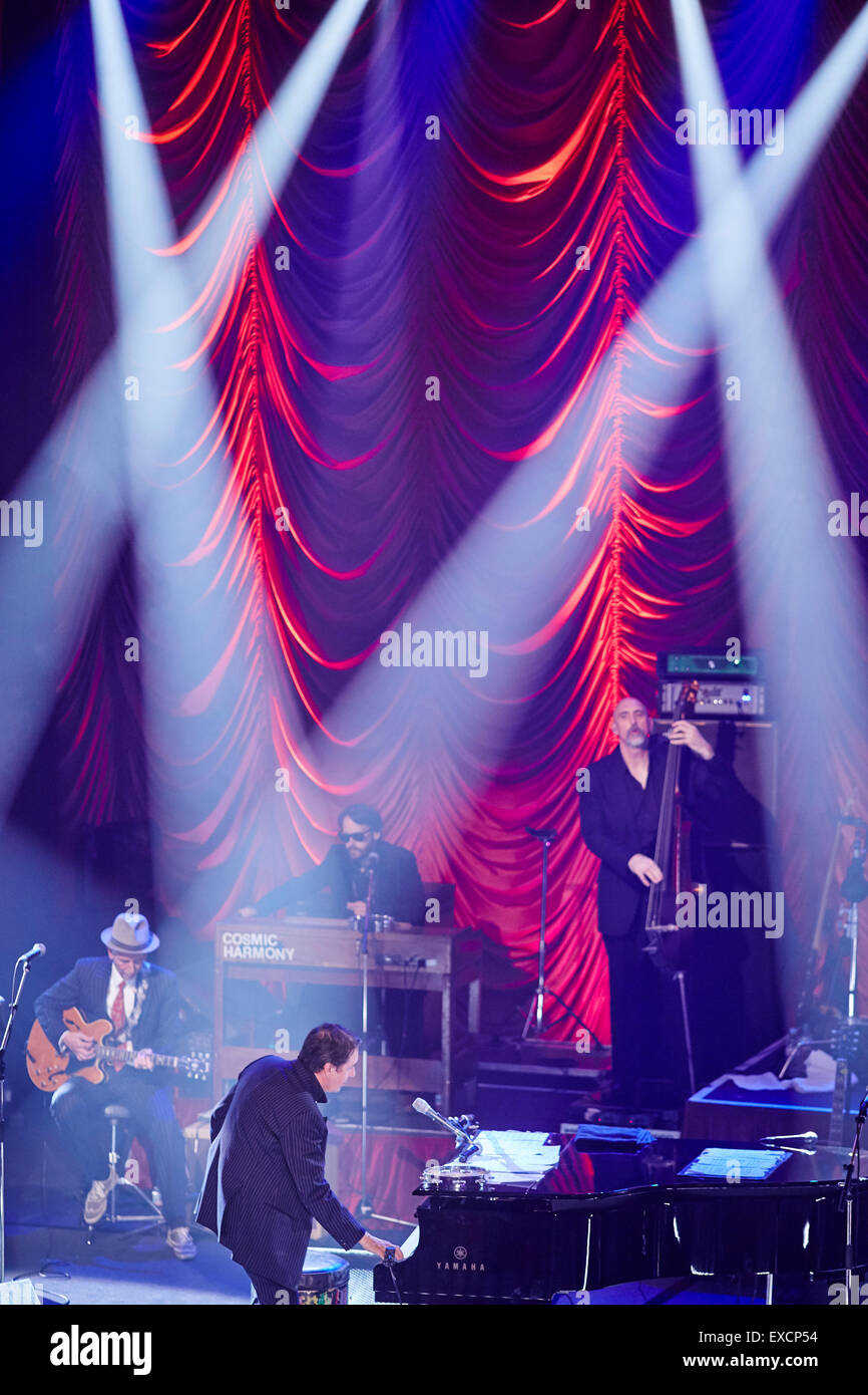 Jools Holland Big Band-Veranstaltung in Blackpools Wintergarten für das BBC Fernsehen zeigen auf der Bühne am Klavier Raum innen Kugelstadium Stockfoto