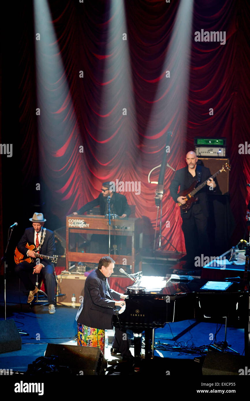 Jools Holland Big Band-Veranstaltung in Blackpools Wintergarten für das BBC Fernsehen zeigen auf der Bühne am Klavier Raum innen Kugelstadium Stockfoto