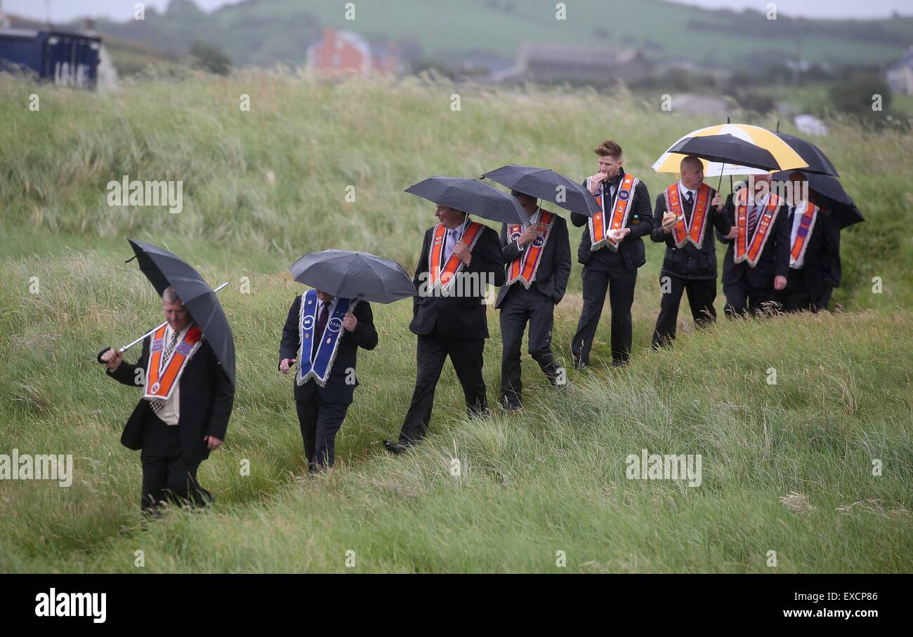 11. Juli 2015... Tausende von Mitgliedern der Oranier-Orden teilgenommen haben an der jährlichen Parade in der Grafschaft Donegal-Dorf Rossnowlagh.The-März 12 Juli kommt vor den jährlichen Feierlichkeiten in Nordirland, Kennzeichnung der 1690 Schlacht von Boyne.Orangemen aus Nordirland teilgenommen, zusammen mit Besuchern aus ganz Großbritannien und Canada.They gesellten sich Hütten von Cavan, Leitrim , Monaghan und der Host-Grafschaft, in der Republik von Ireland.The Demonstration bildete seine Weise eine Meile Strecke etwas außerhalb des Dorfes, vor einem Gottesdienst auf dem Feld ab. P Stockfoto