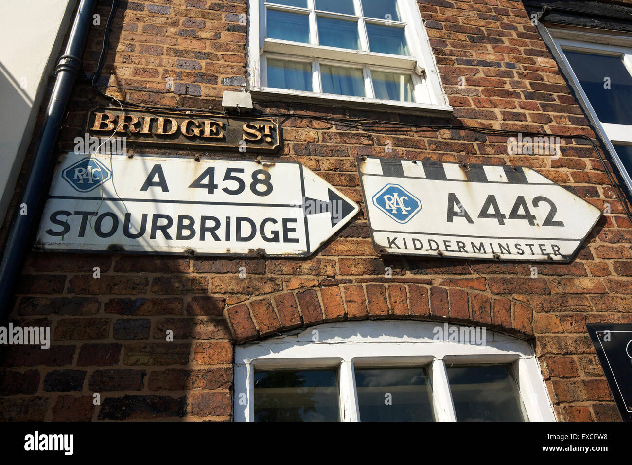 Emaille Straßenschilder am östlichen Ende der Brücke Bridgnorth Shropshire West Midlands England UK Stockfoto