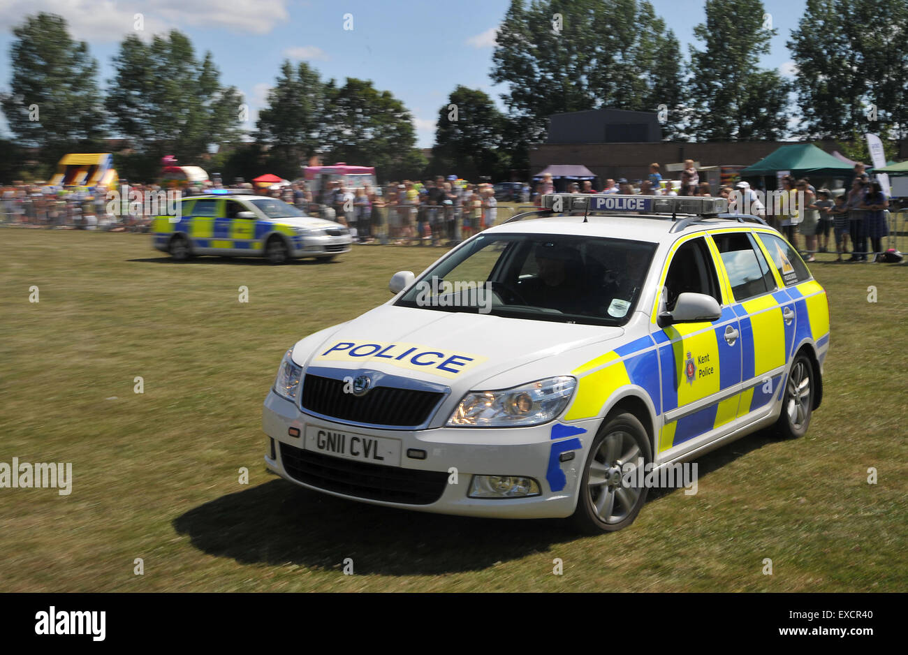 Maidstone, Kent, UK. 11. Juli 2015. Polizei-Offiziere demonstrieren ihre Fähigkeiten und Ausrüstung an der Kent Polizei Tag der offenen Tür. Hund-Einheiten reagieren auf einen Shout hinterlassen. Bildnachweis: Matthew Richardson/Alamy Live-Nachrichten Stockfoto