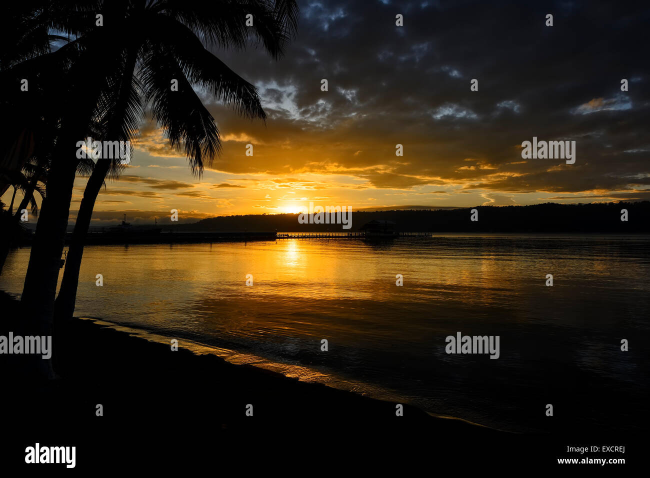 Wunderschönen Sonnenaufgang in einem asiatischen Inselresort Stockfoto