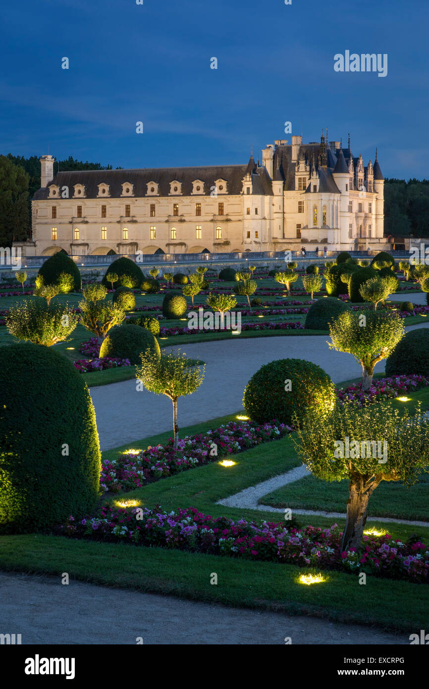 Beleuchteter Garten von Diane de Poitiers und Chateau de Chenonceau in das Tal der Loire, Frankreich Stockfoto