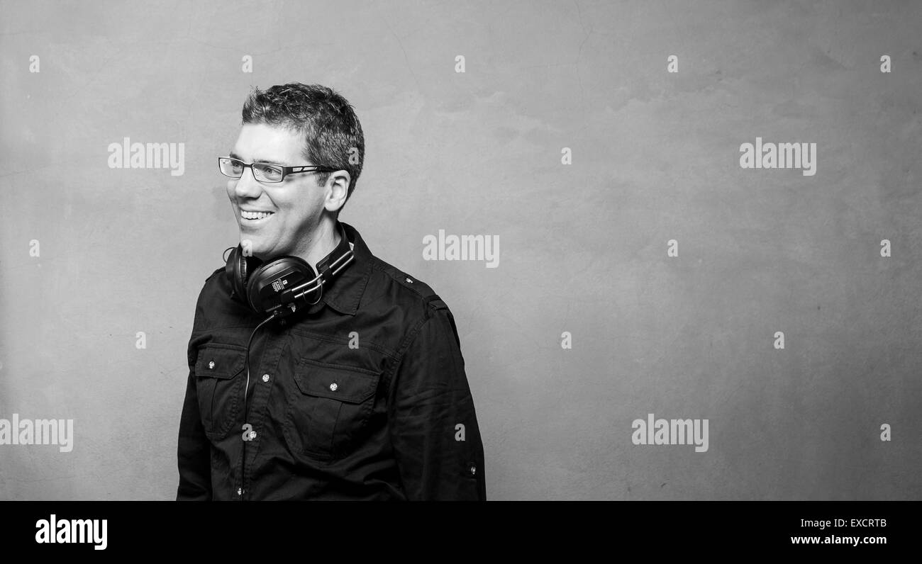 eine schwarze und weiße Studioportrait eine stilvolle Hipster trägt seine Kopfhörer DJ Stockfoto
