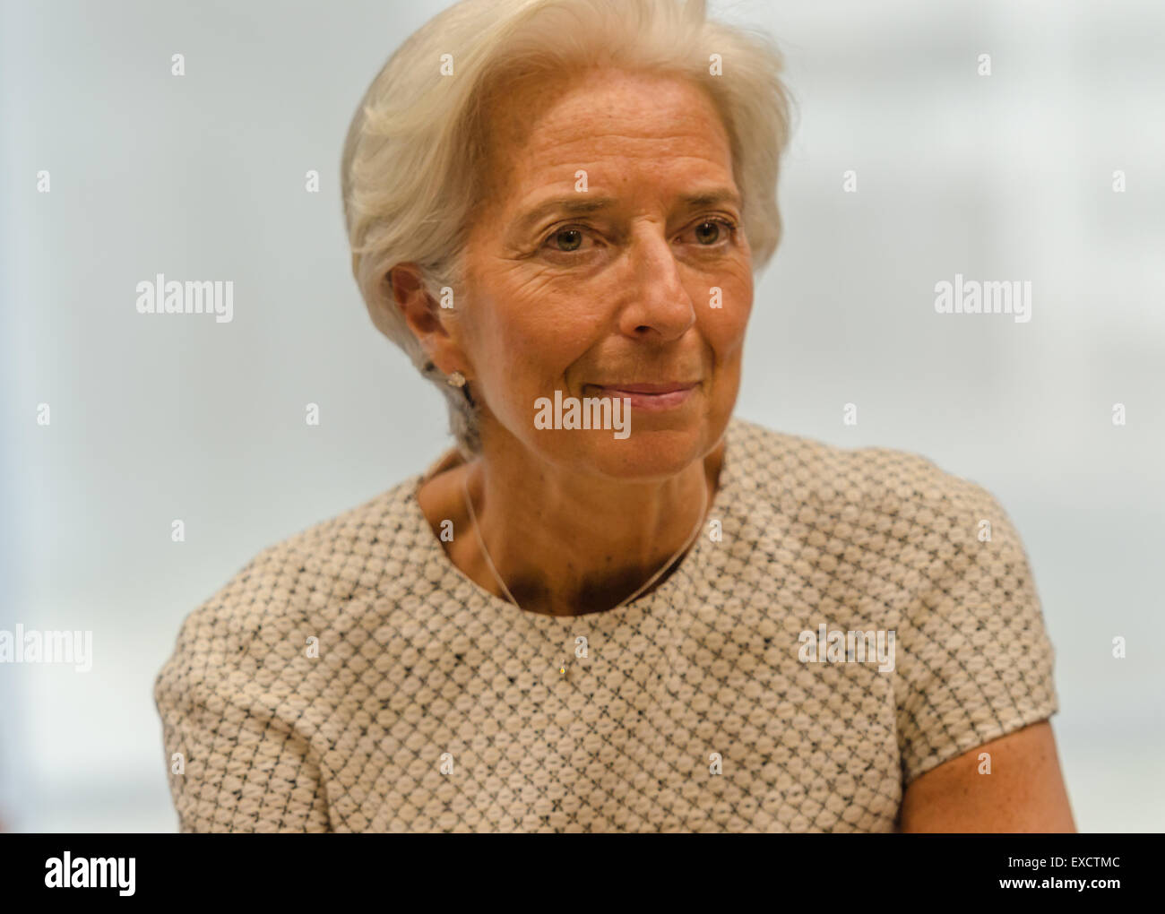 Brüssel, Belgien. 11. Juli 2015. Geschäftsführender Direktor des Internationalen Währungsfonds Fonds Christine Lagarde wartet auf den Start einer Sitzung der Finanzminister der Eurozone, die Eurogruppe diskutieren ihre neue Vorschläge von den griechischen Behörden. Bildnachweis: Jonathan Raa/Pacific Press/Alamy Live-Nachrichten Stockfoto