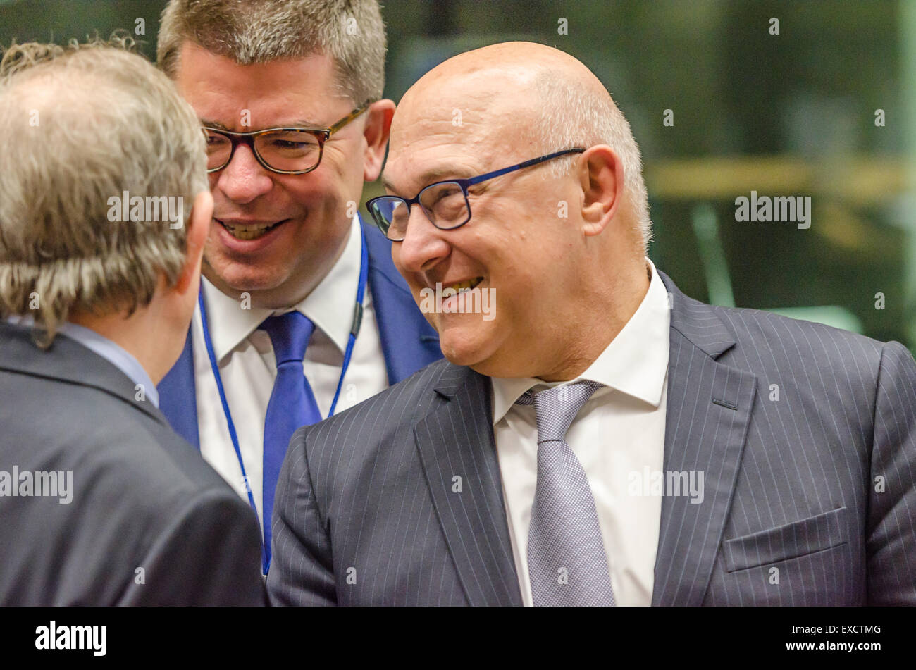 Brüssel, Belgien. 11. Juli 2015. French Finance Minister Michel Sapin (R) bei einem runden Tisch treffen der Finanzminister der Eurozone, diskutieren die Euro-Gruppe ihre neue Vorschläge von den griechischen Behörden. Bildnachweis: Jonathan Raa/Pacific Press/Alamy Live-Nachrichten Stockfoto