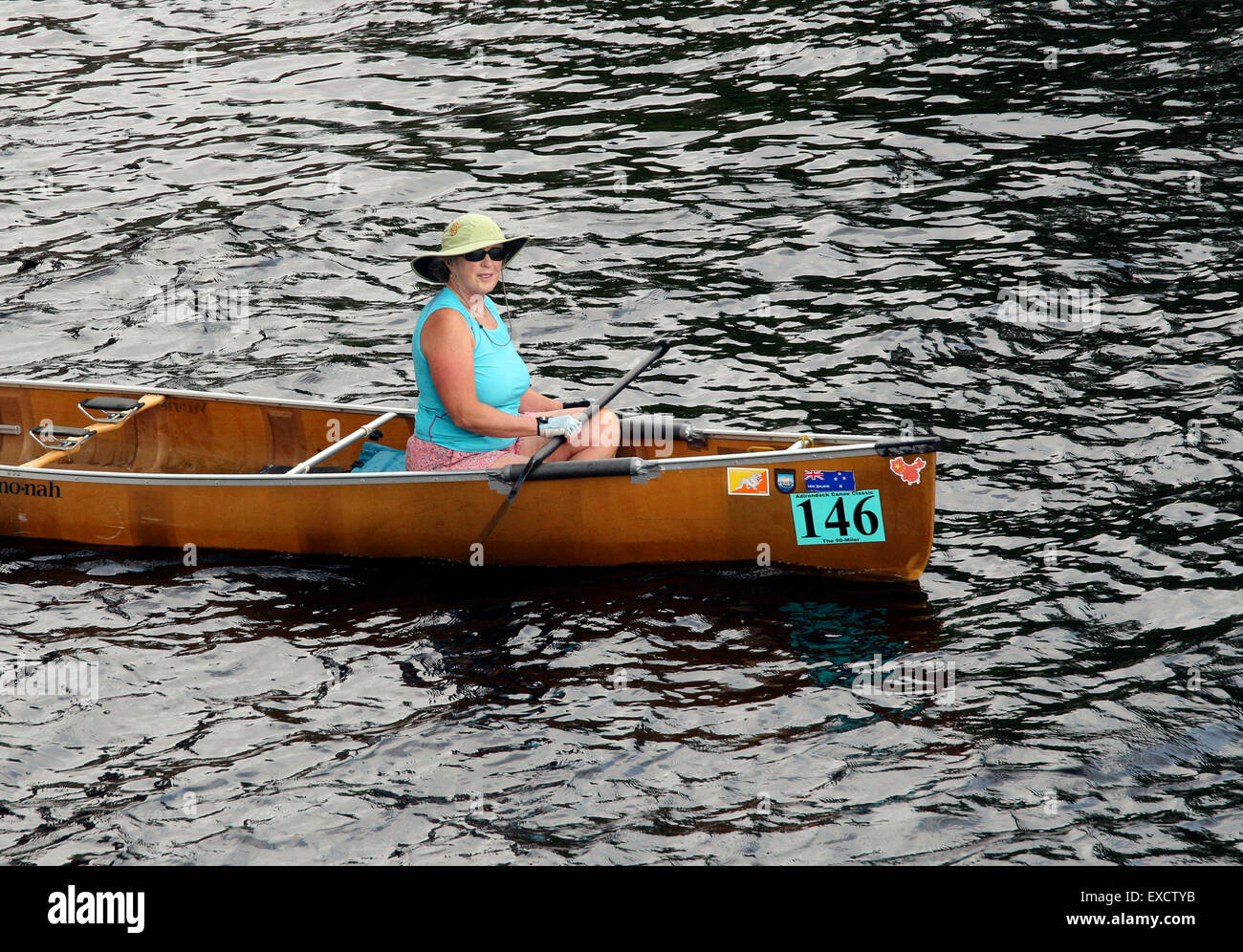 Frau Dame weiblichen Int der Vorderseite eines Kanus mieten. Stockfoto