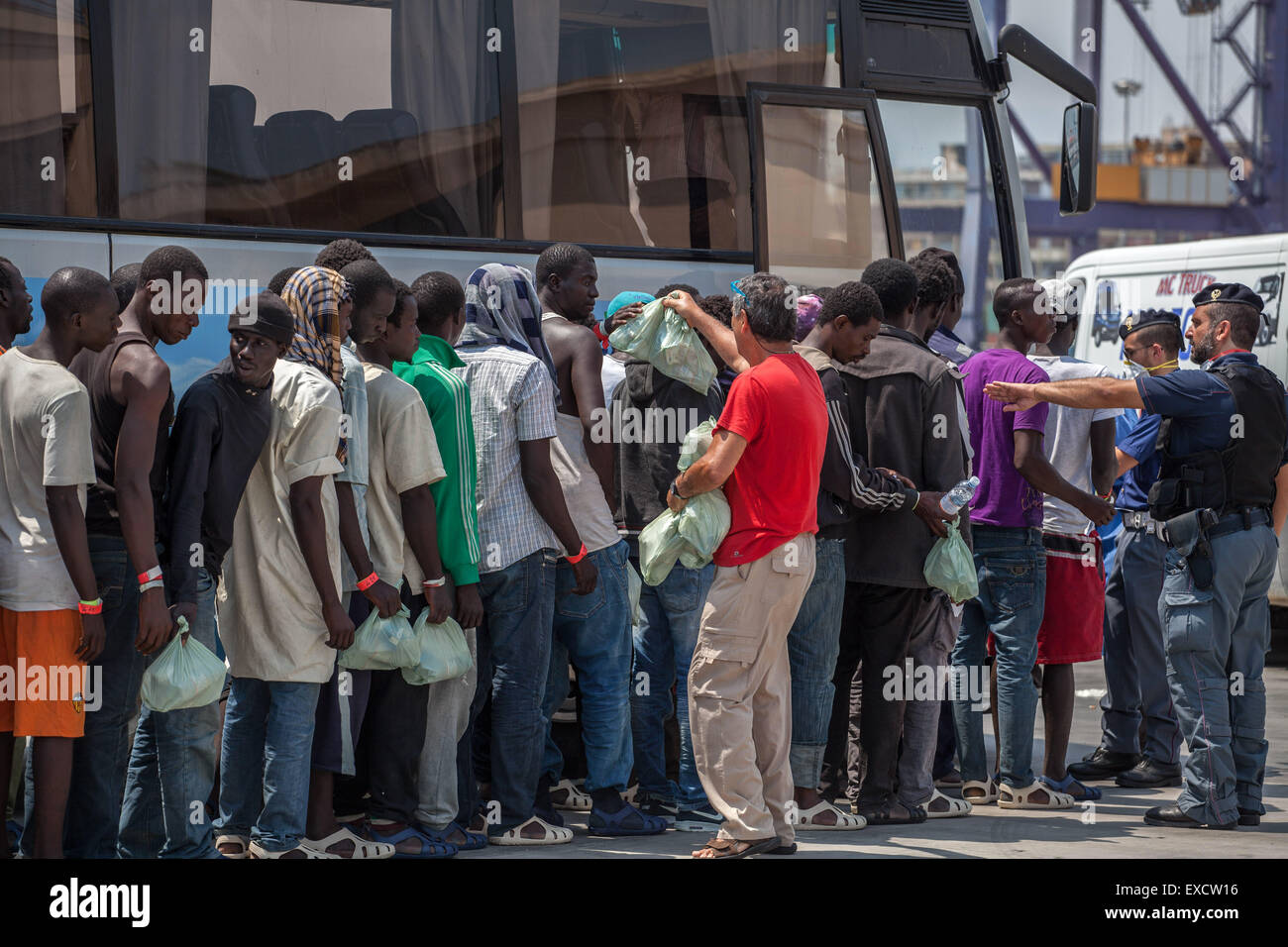 Palermo, Italien. 11. Juli 2015. Es gibt 717 afrikanische Migranten kommen in Palermo an Bord eines Schiffes der italienischen Küstenwache. Die Crew der "Dattilo" erholte sich die Körper von zwölf (acht Männer und vier Frauen, darunter zwei schwangere) starb nach einem Schiffbruch im libyschen Meer. Bildnachweis: Antonio Melita/Pacific Press/Alamy Live-Nachrichten Stockfoto