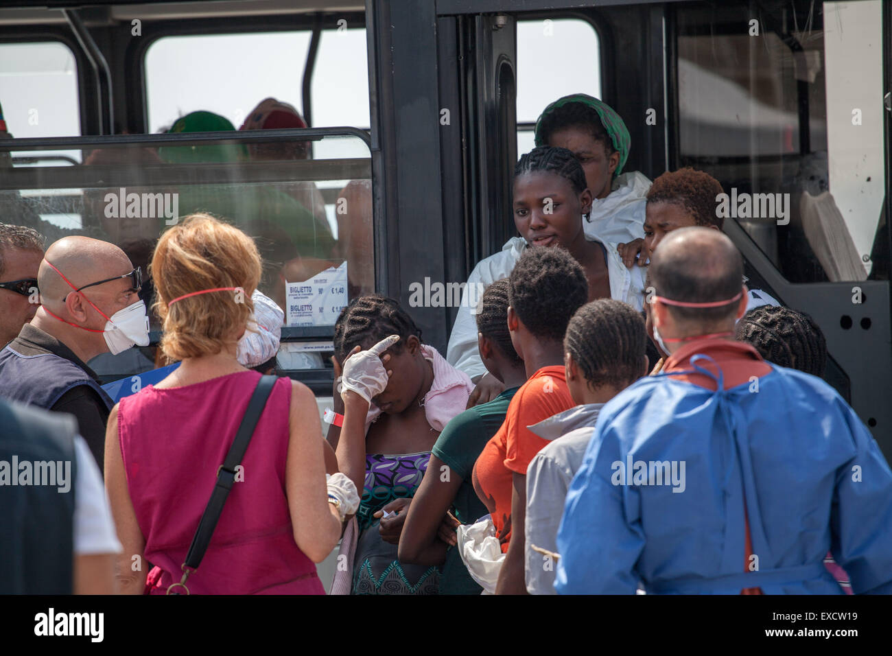 Palermo, Italien. 11. Juli 2015. Es gibt 717 afrikanische Migranten kommen in Palermo an Bord eines Schiffes der italienischen Küstenwache. Die Crew der "Dattilo" erholte sich die Körper von zwölf (acht Männer und vier Frauen, darunter zwei schwangere) starb nach einem Schiffbruch im libyschen Meer. Bildnachweis: Antonio Melita/Pacific Press/Alamy Live-Nachrichten Stockfoto